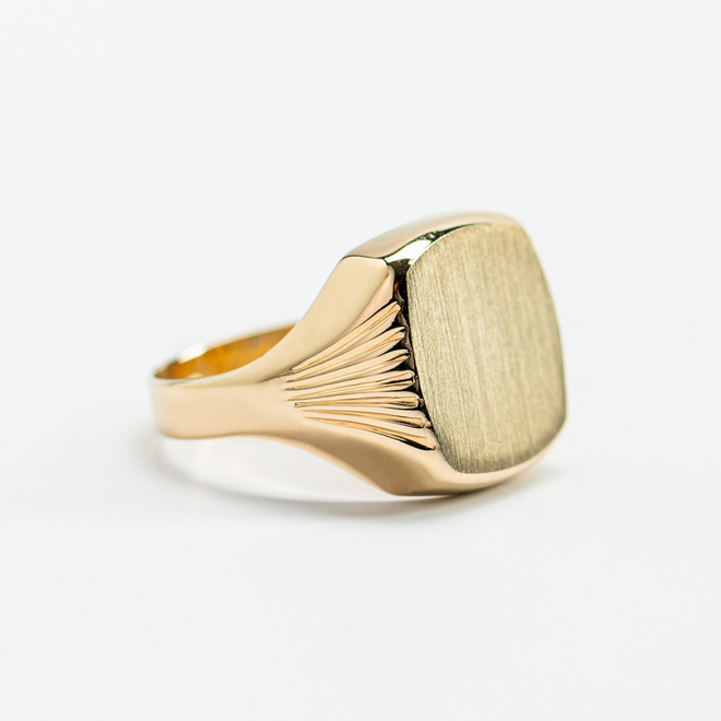 Anillo de Caballero cuadrado diseño liso. Medida 10 cm. Oro Amarillo 14K con brillantes