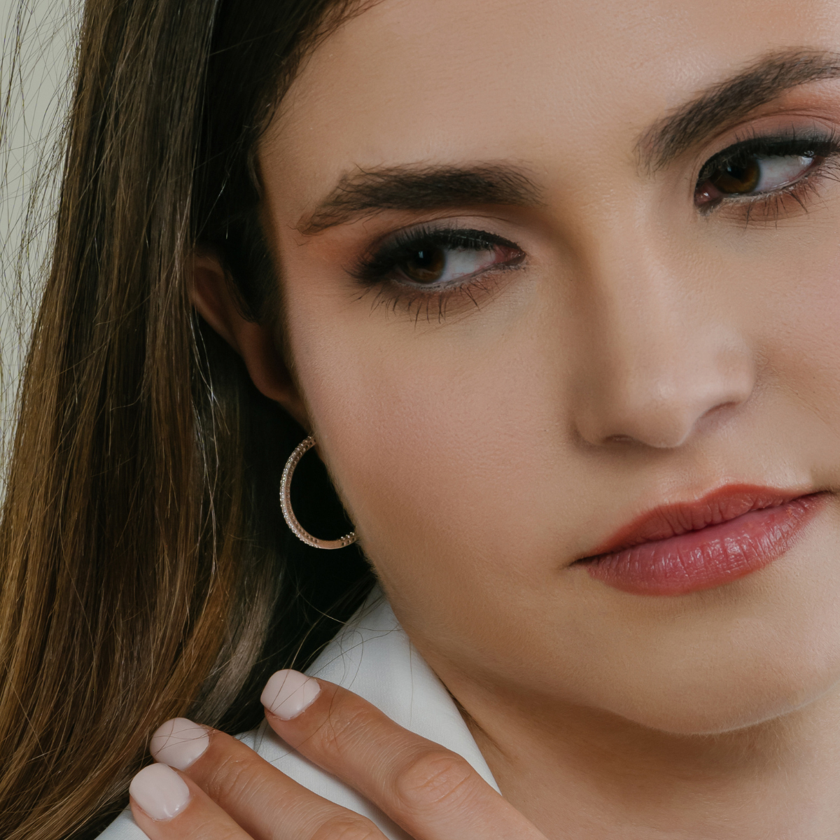 Aretes minimalistas: belleza en la simplicidad.