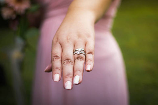 Tendencias actuales en anillos de compromiso: diseños únicos y fuera de lo común