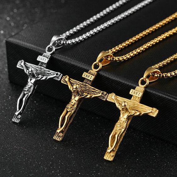 Joyas con símbolos religiosos para la Primera Comunión