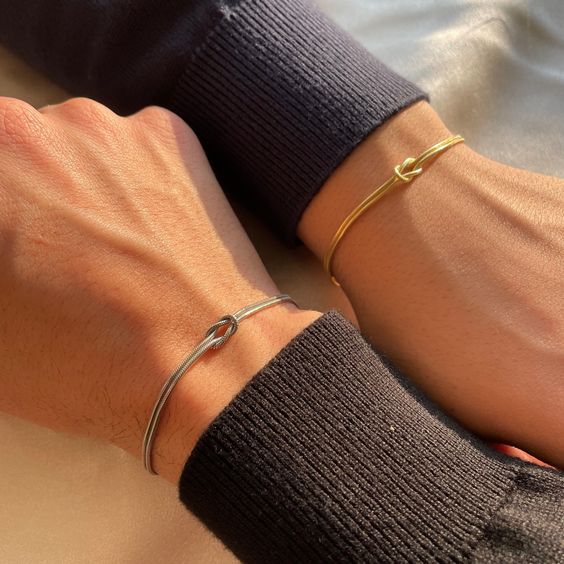 ¿Cuál es la diferencia entre una pulsera de oro maciza y una hueca?