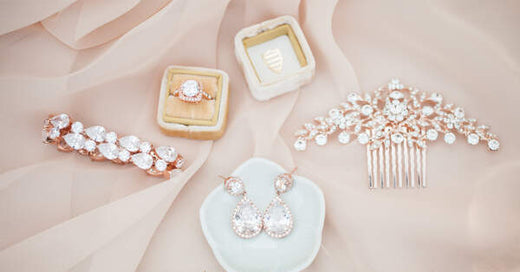 Cómo combinar las argollas de matrimonio con otros accesorios y joyas
