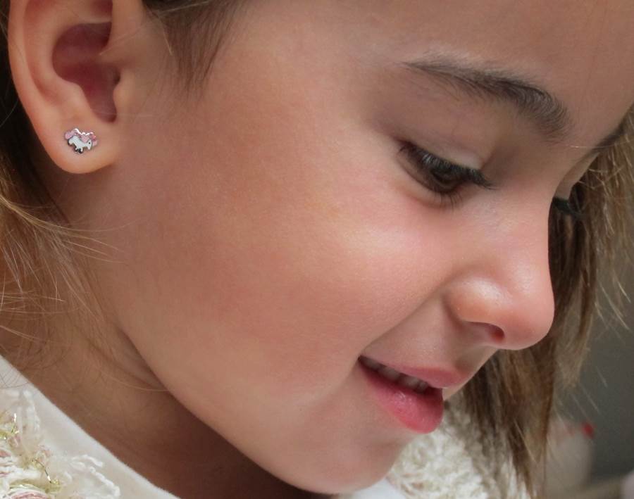 Cómo enseñar a los niños a cuidar sus aretes: consejos prácticos de limpieza y almacenamiento