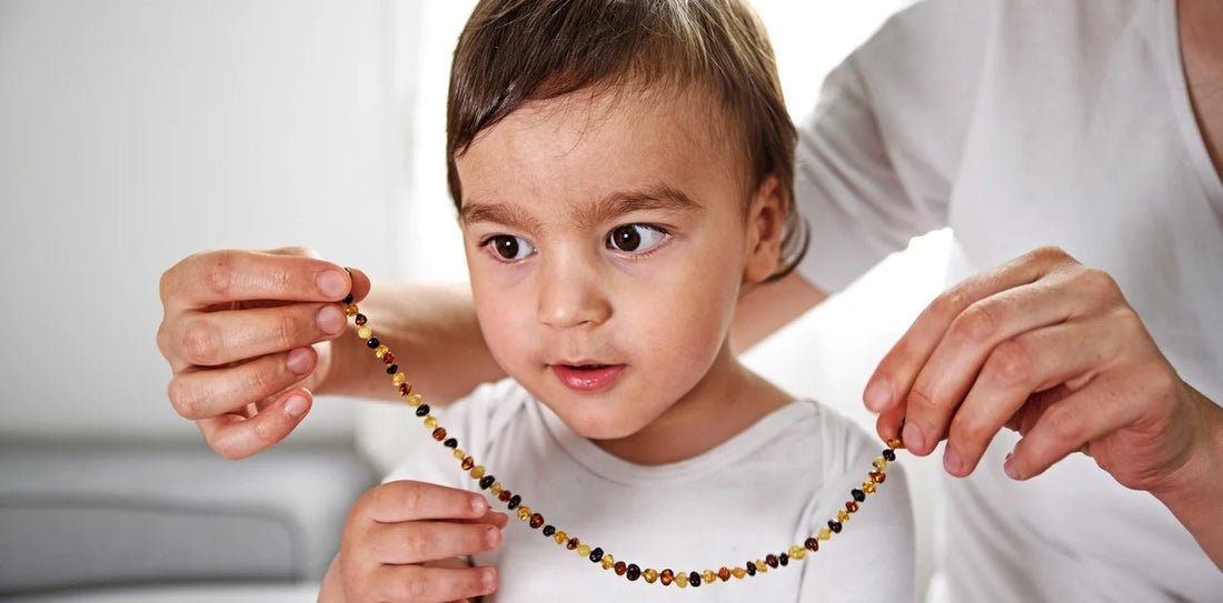 Cómo elegir el collar adecuado para tu bebé: materiales seguros y consideraciones