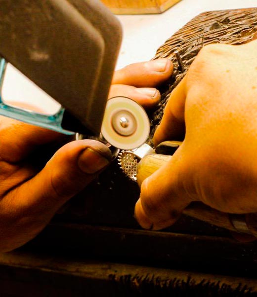 Cómo se fabrican las pulseras huecas: Un vistazo al proceso creativo