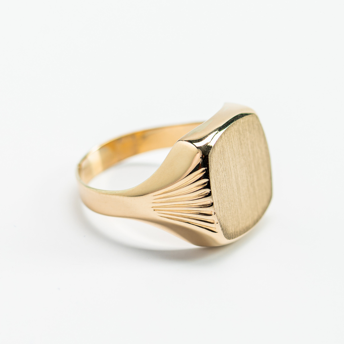 Anillo de Caballero cuadrado diseño liso. Medida 10 cm. Oro Amarillo 14K con brillantes