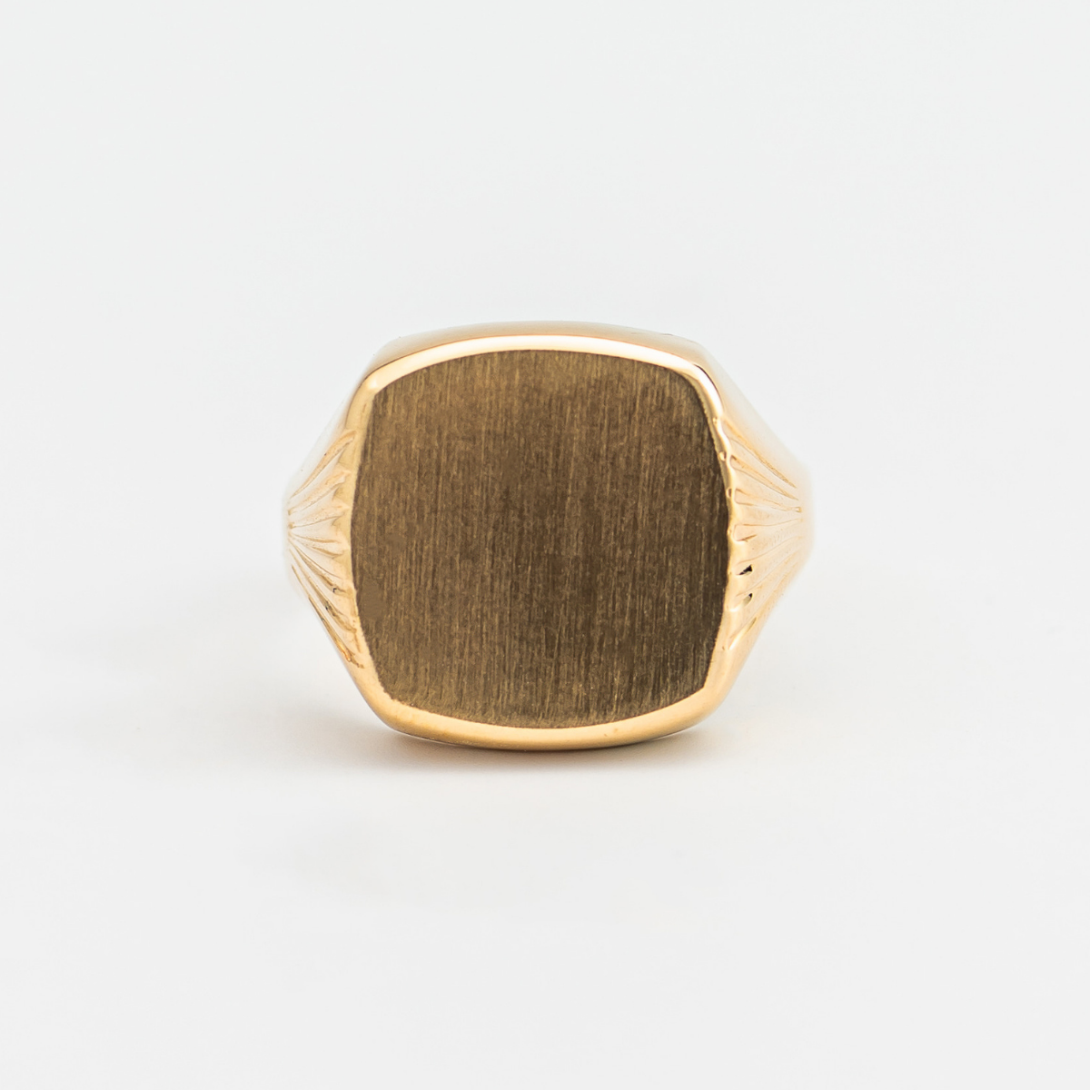 Anillo de Caballero cuadrado diseño liso. Medida 10 cm. Oro Amarillo 14K con brillantes