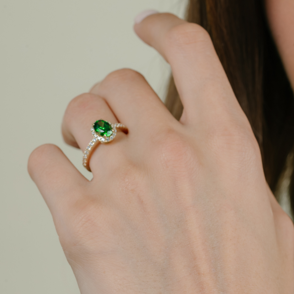Anillo Esmeralda y Circonias- Joyería de la casa - Oro Amarillo 14K