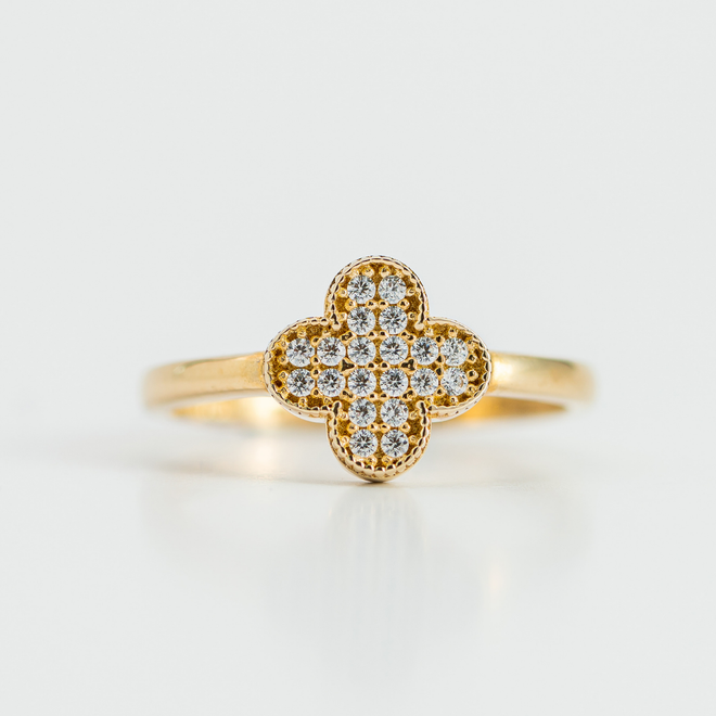 Anillo de dama tipo flor con circonia.  Medida 7 cm. Oro Amarillo 14K