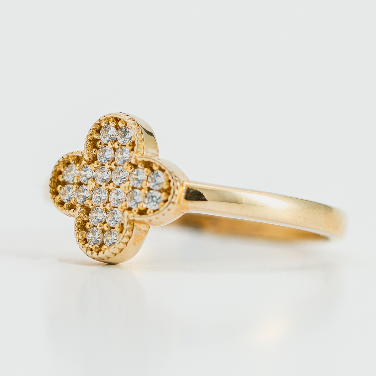 Anillo de dama tipo flor con circonia.  Medida 7 cm. Oro Amarillo 14K