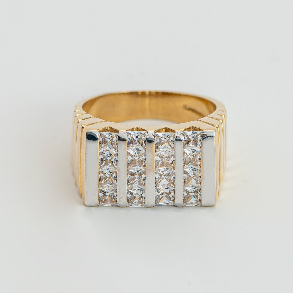 Anillo de Caballero rectangular . Medida 10 cm. Oro Amarillo 14K con circonia