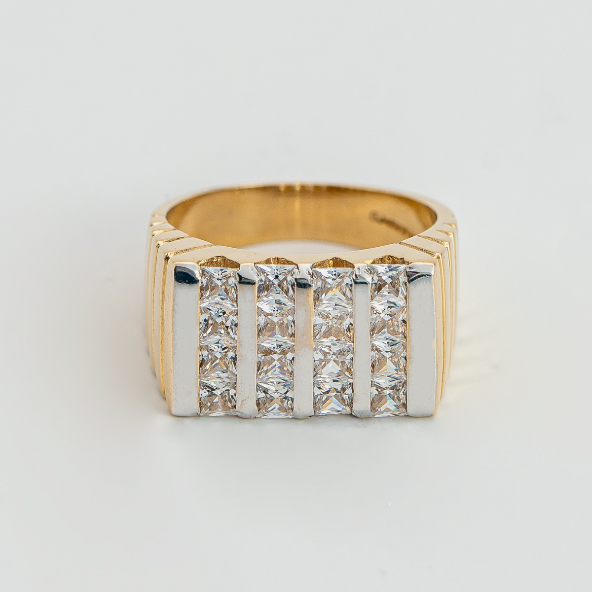 Anillo de Caballero rectangular . Medida 10 cm. Oro Amarillo 14K con circonia