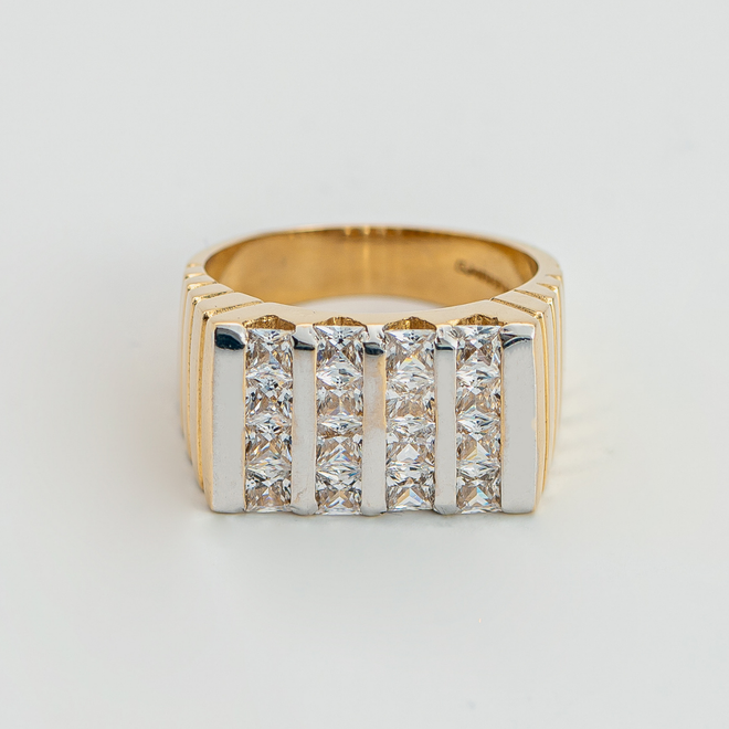 Anillo de Caballero rectangular . Medida 10 cm. Oro Amarillo 14K con circonia