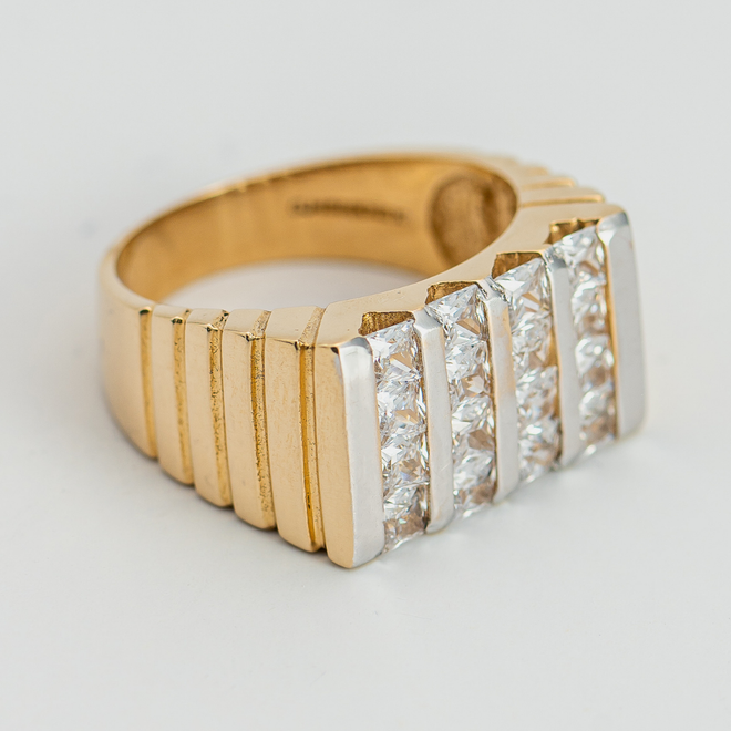 Anillo de Caballero rectangular . Medida 10 cm. Oro Amarillo 14K con circonia