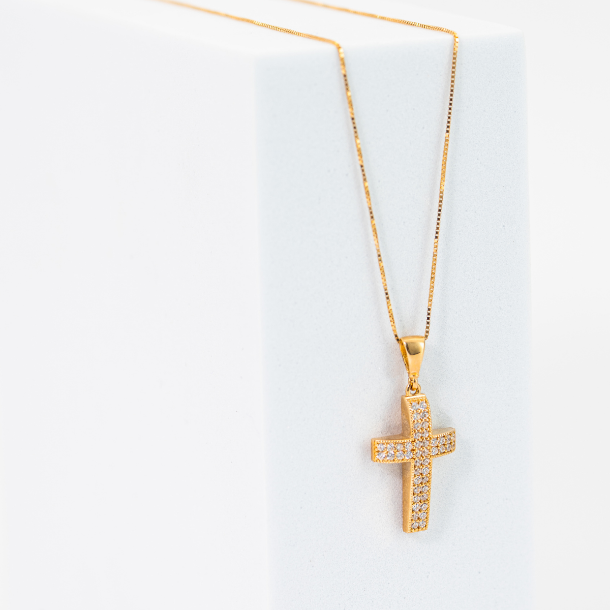 Dije de Cruz con cadena. Oro Amarillo 14K. Medida 45 cm.