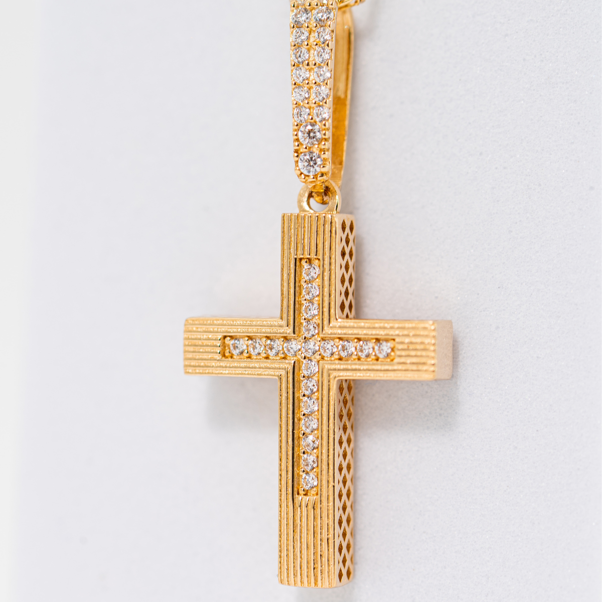 Dije de Cruz con cadena. Oro Amarillo 14K. Medida 45 cm.