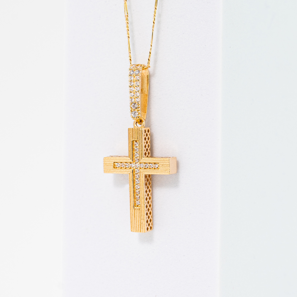 Dije de Cruz con cadena. Oro Amarillo 14K. Medida 45 cm.