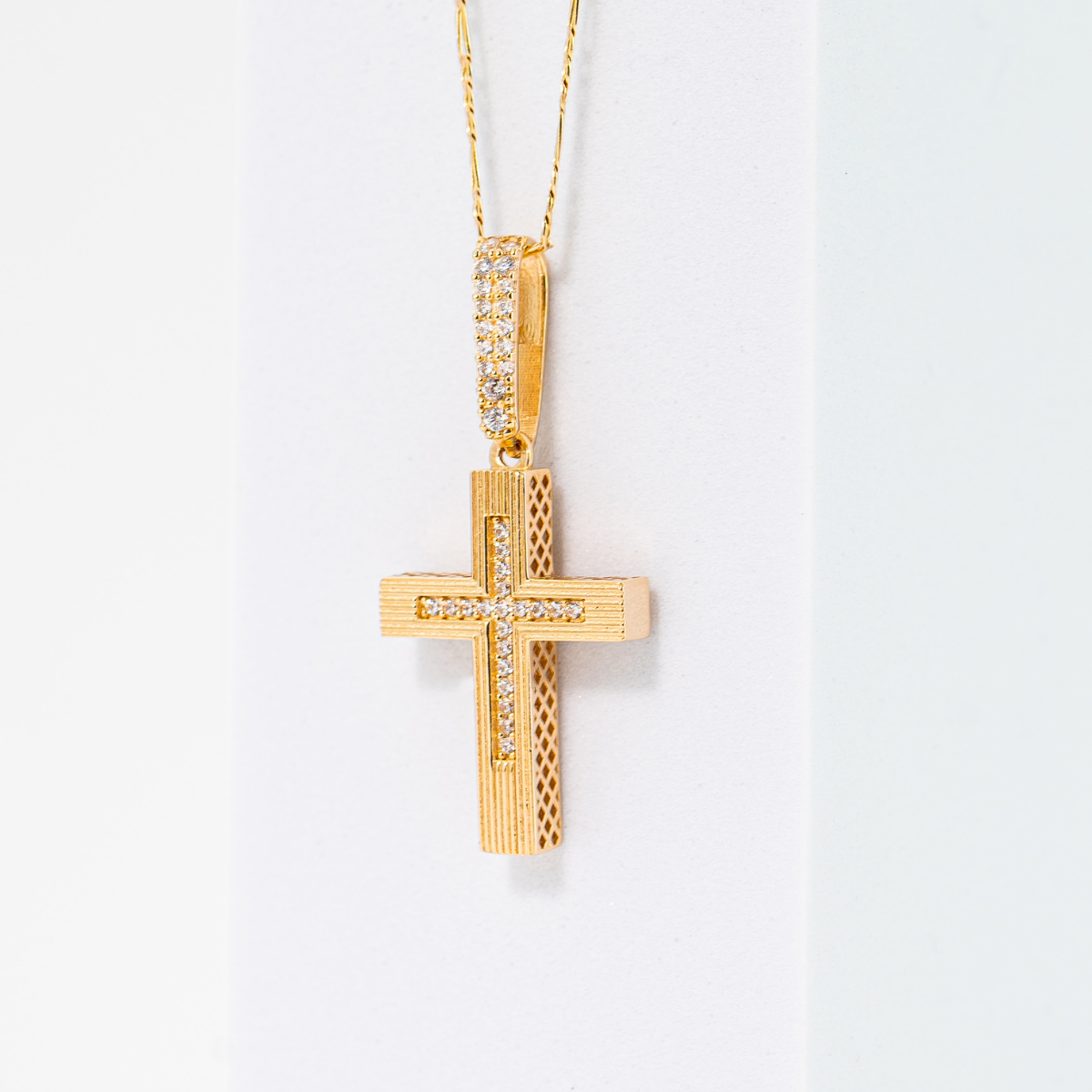 Dije de Cruz con cadena. Oro Amarillo 14K. Medida 45 cm.