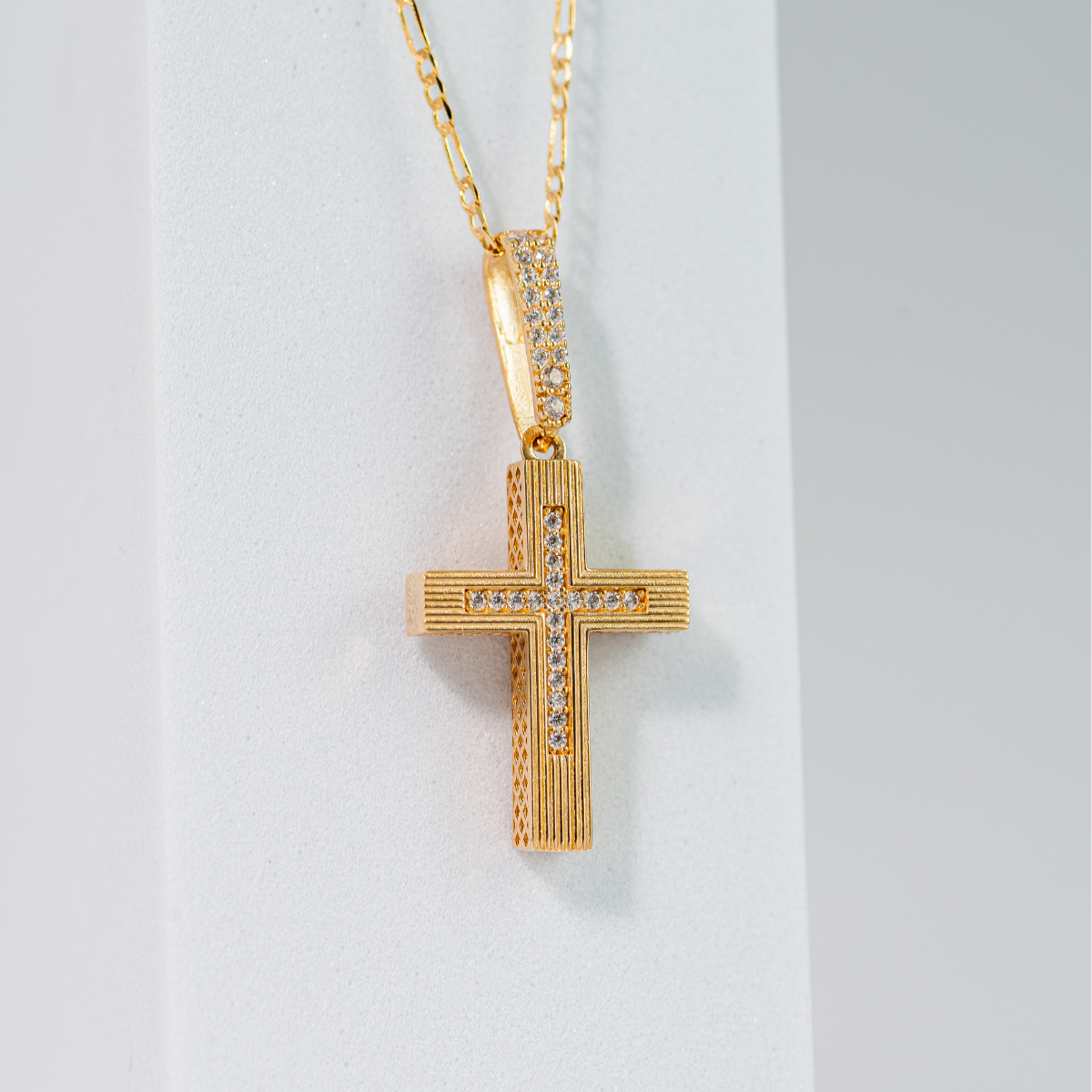 Dije de Cruz con cadena. Oro Amarillo 14K. Medida 45 cm.