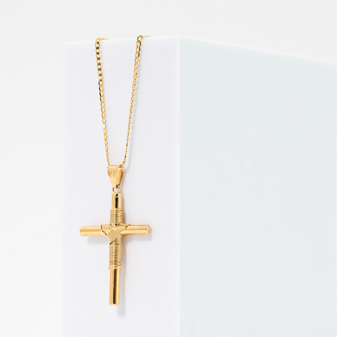 Dije de Cruz Cristo con cadena. Oro Amarillo 14K. Medida 45 cm.