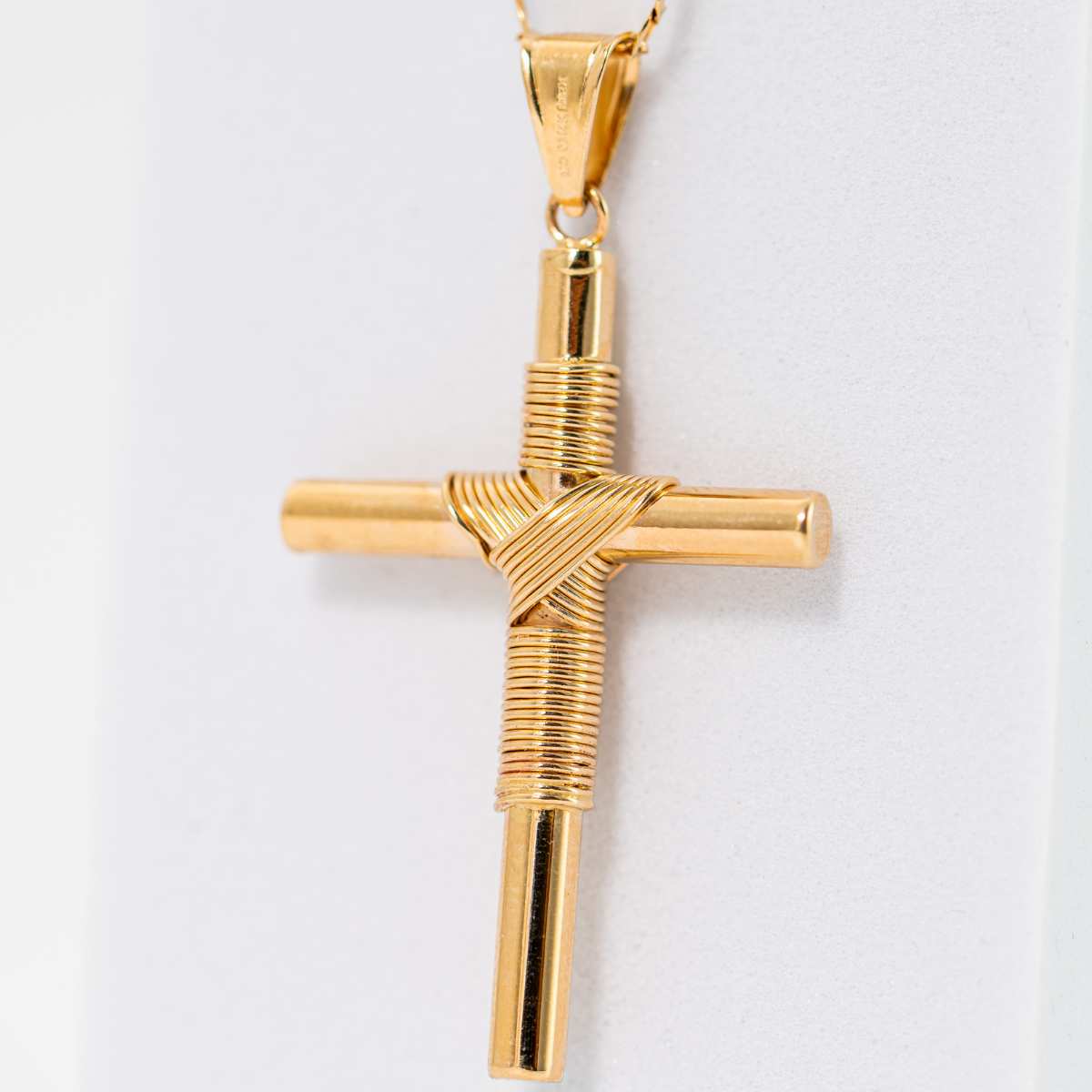 Dije de Cruz Cristo. Oro Amarillo 14K