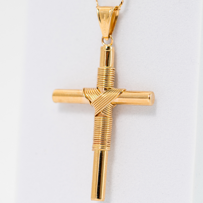 Dije de Cruz Cristo con cadena. Oro Amarillo 14K. Medida 45 cm.