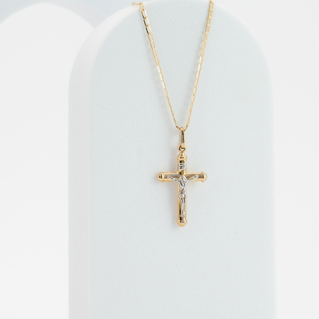 Dije de Cruz Cristo con cadena. Oro Amarillo 14K. Medida 45 cm.