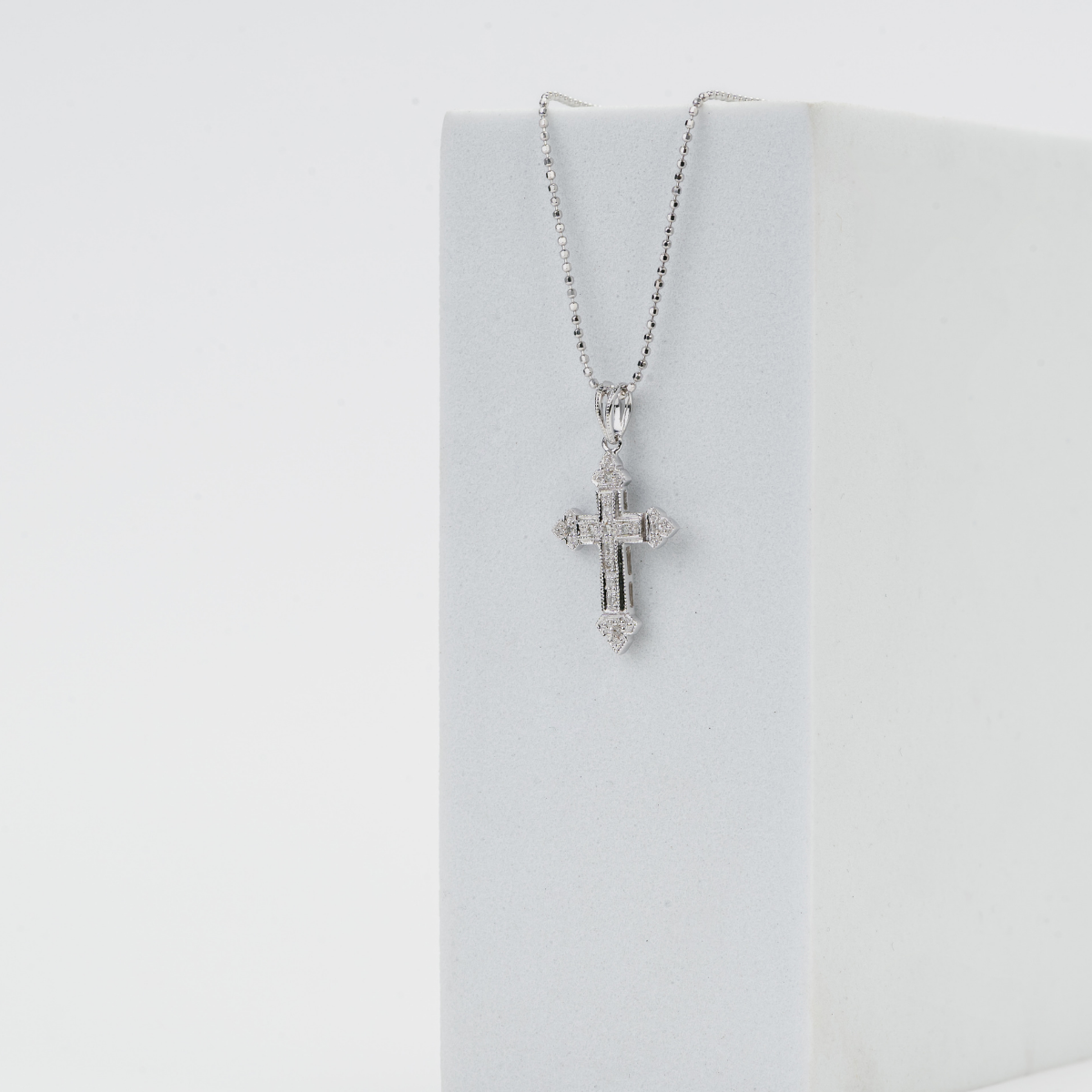 Dije de Cruz con Brillantes. Joyería de la casa. Oro Blanco 14K