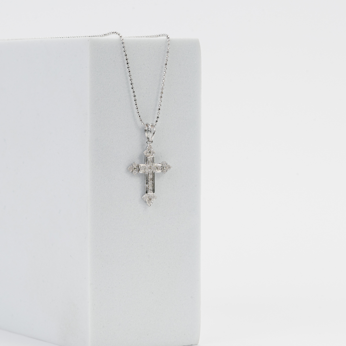 Dije de Cruz con Brillantes. Joyería de la casa. Oro Blanco 14K