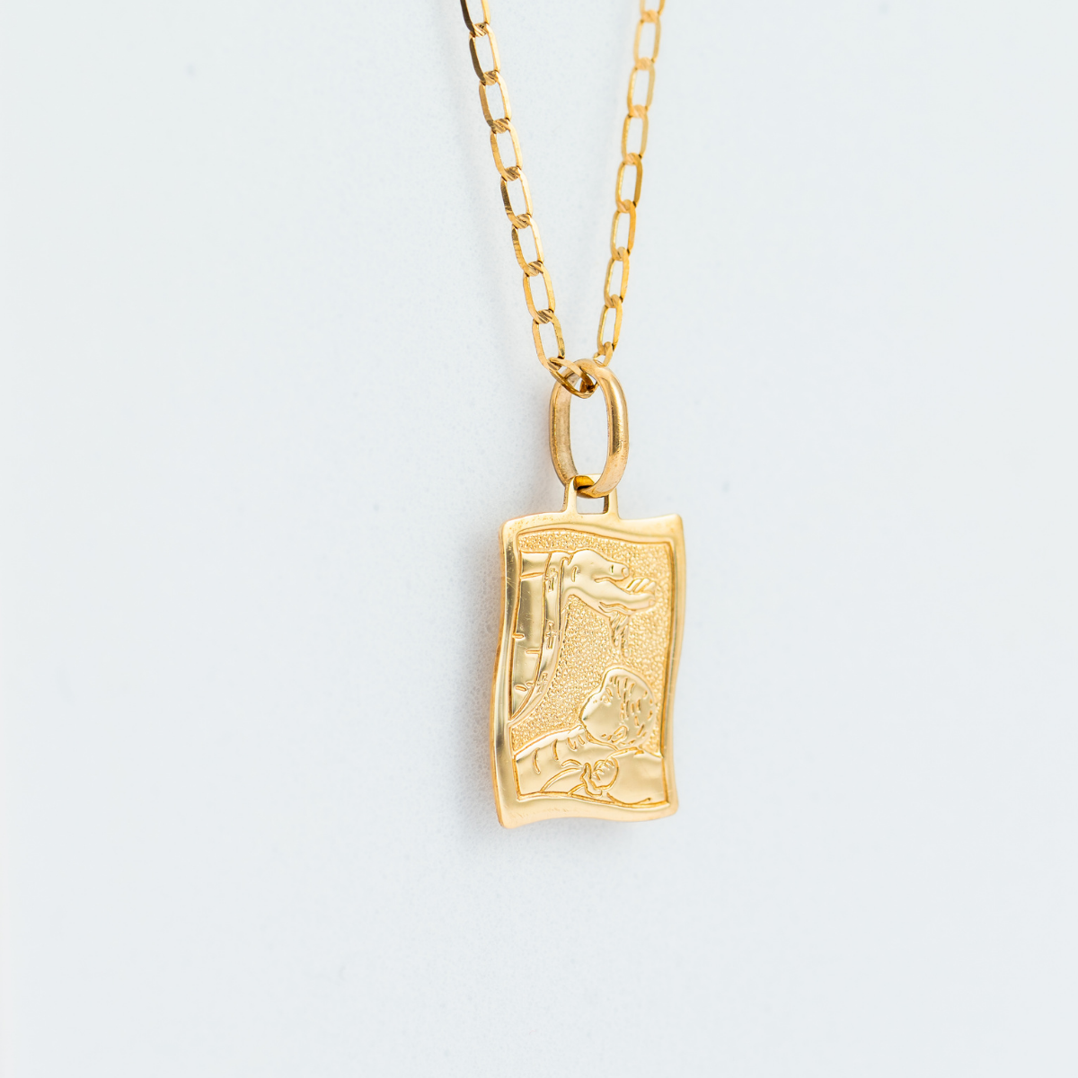 Medalla de Bautizo con cadena. Oro Amarillo 14K. Medida 45 cm.