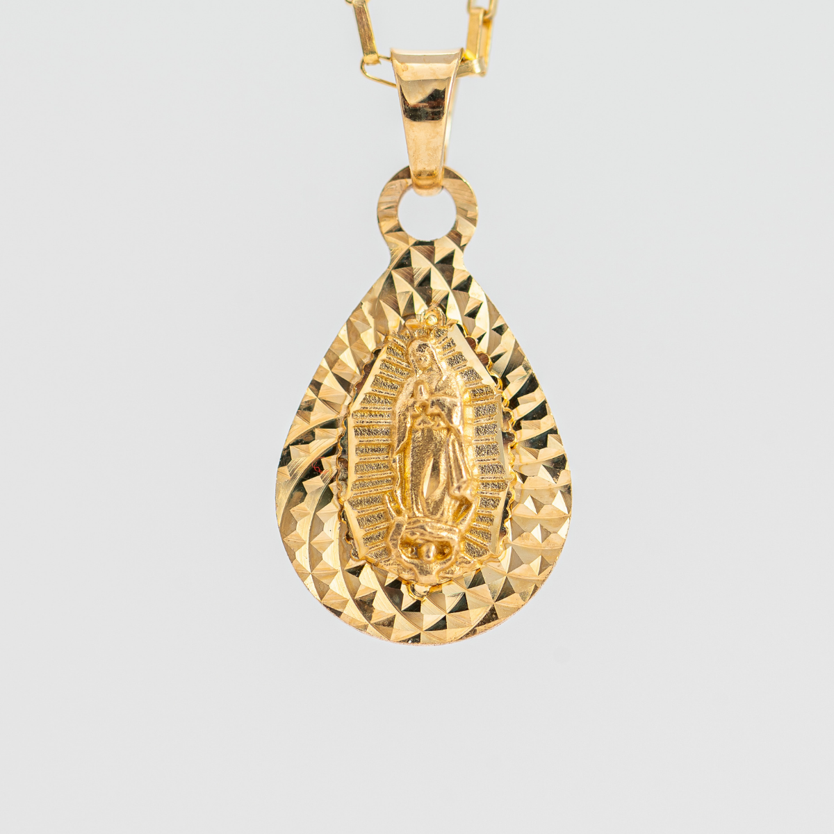 Medalla de La Virgen de Guadalupe con cadena. Oro Amarillo 14K. Medida 40 cm.