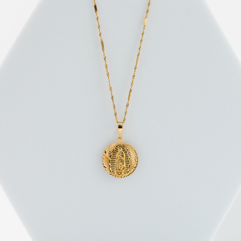 Medalla de La Virgen de Guadalupe con cadena. Oro Amarillo 14K. Medida 45 cm.