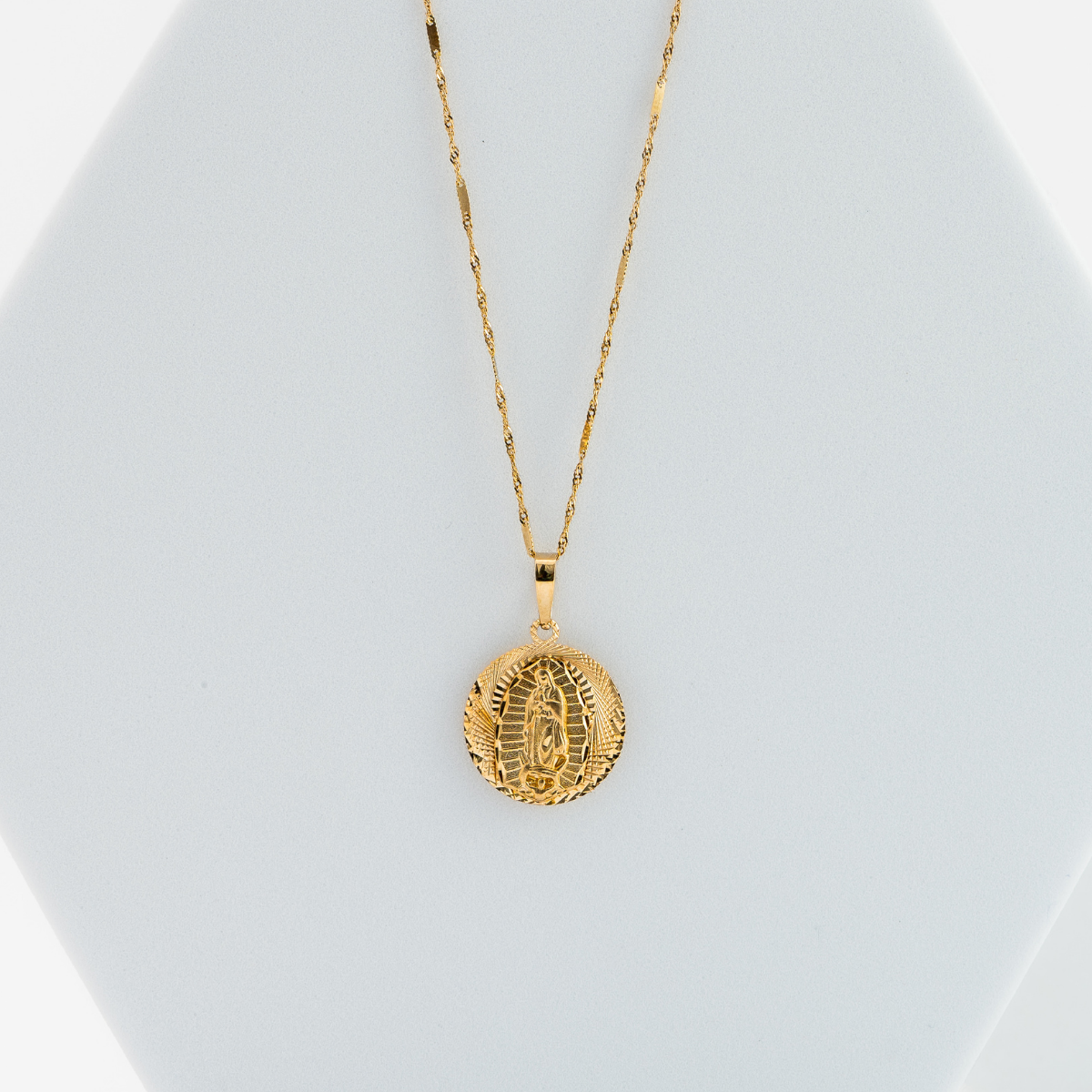Medalla de La Virgen de Guadalupe con cadena. Oro Amarillo 14K. Medida 45 cm.
