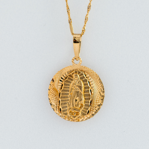 Medalla de La Virgen de Guadalupe con cadena. Oro Amarillo 14K. Medida 45 cm.