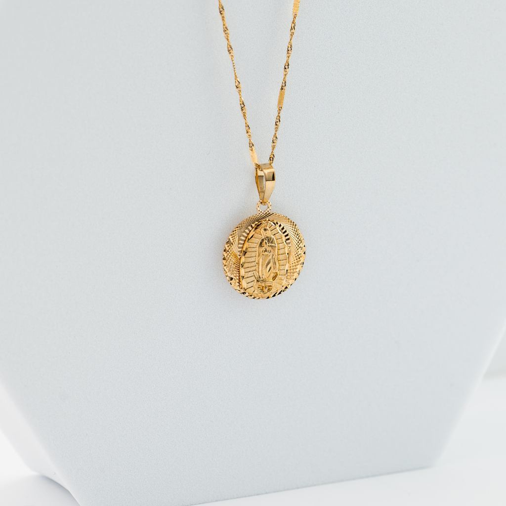 Medalla de La Virgen de Guadalupe con cadena. Oro Amarillo 14K. Medida 45 cm.