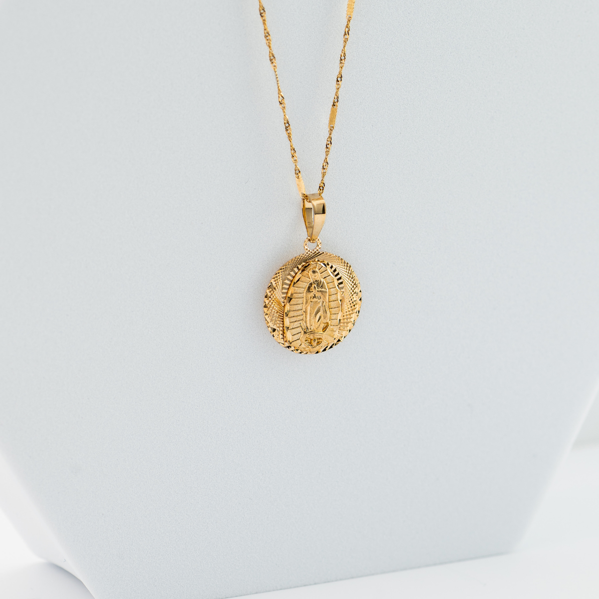 Medalla de La Virgen de Guadalupe con cadena. Oro Amarillo 14K. Medida 45 cm.