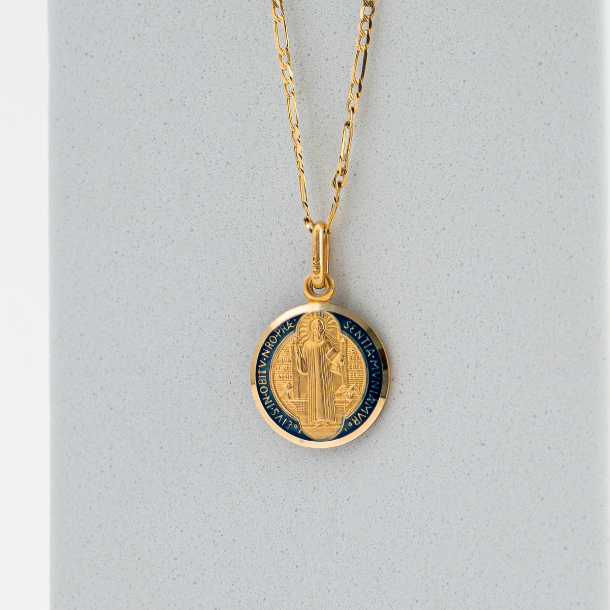 Medalla San Benito con cadena. Oro Amarillo 14K. Medida 55 cm.
