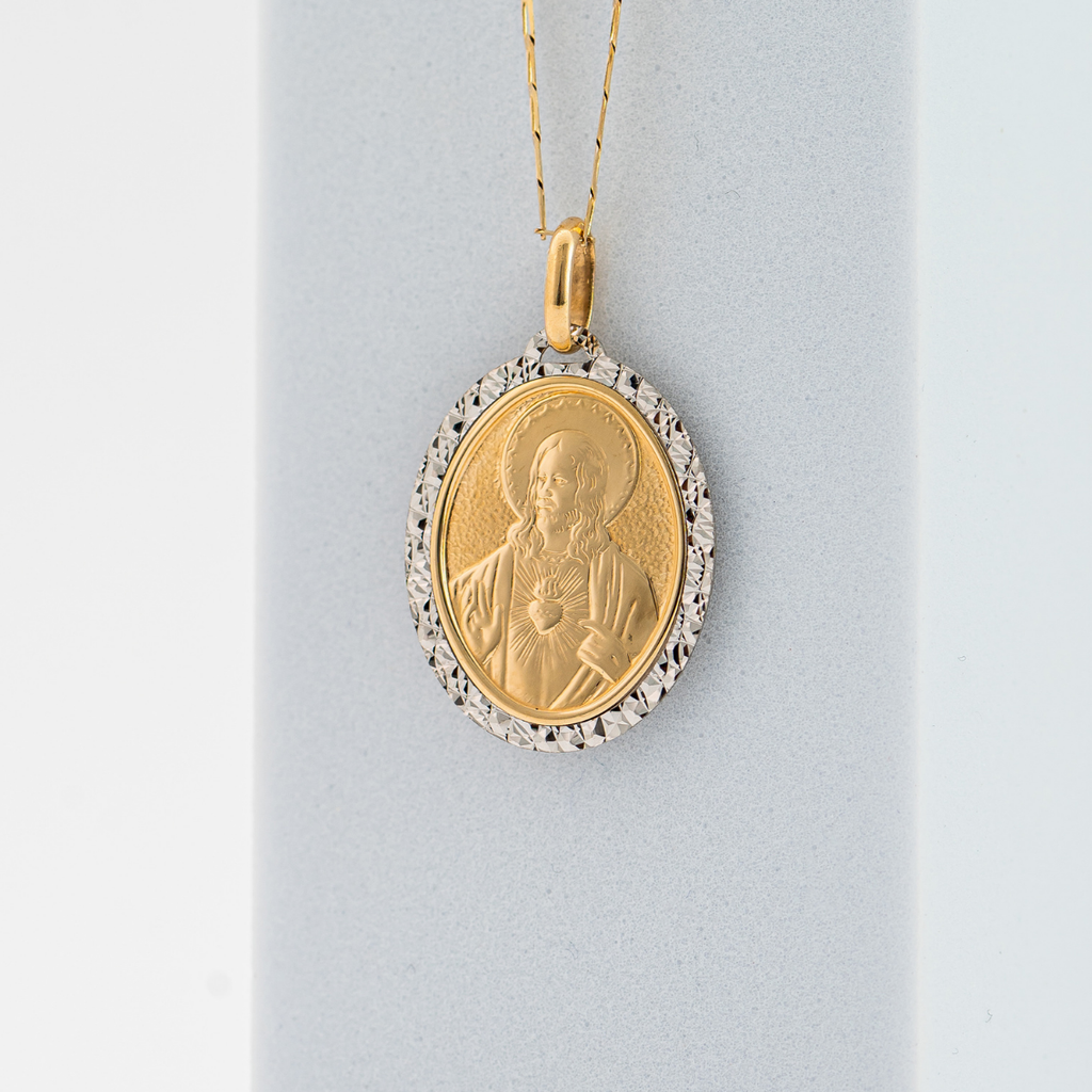 Medalla Religiosa con cadena. Oro Amarillo 14K. Medida 45 cm.