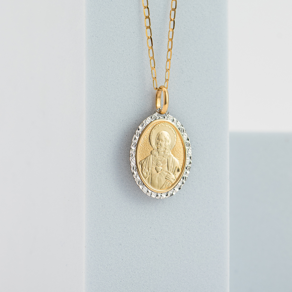 Medalla Religiosa con cadena. Oro Amarillo 14K. Medida 45 cm.