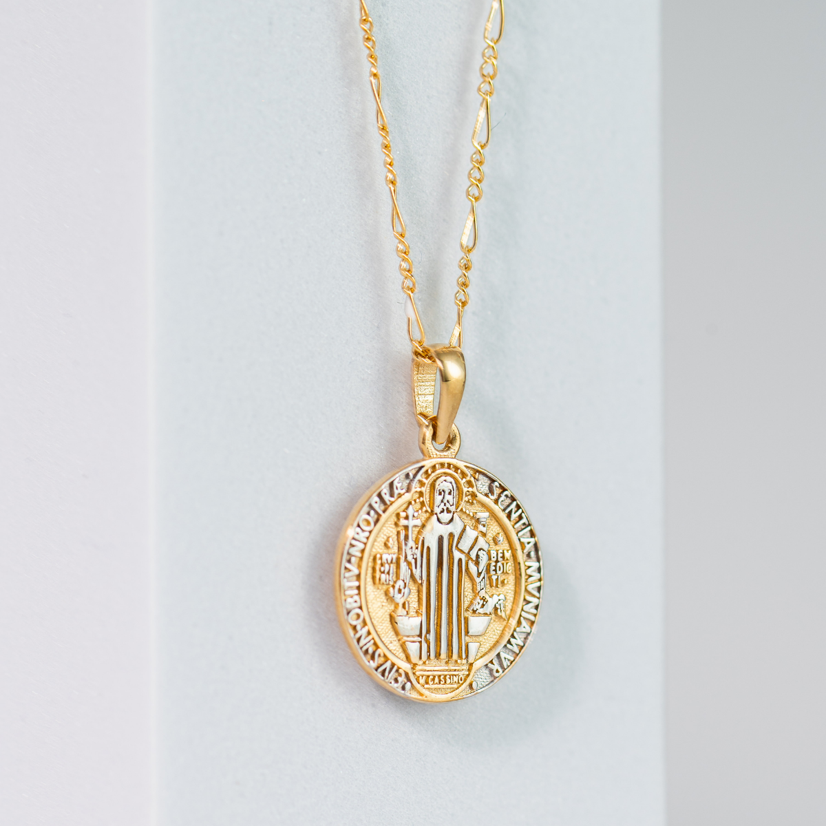 Medalla San Benito con cadena. Oro Amarillo 14K. Medida 45 cm.