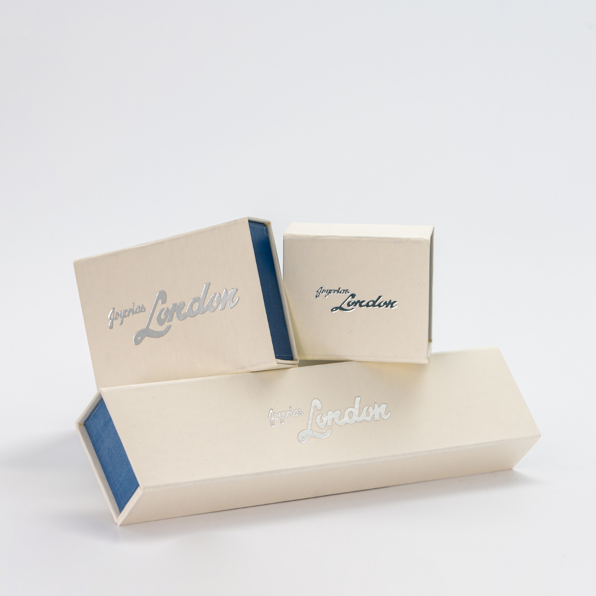 Medalla de Bautizo con cadena. Oro Amarillo 14K. Medida 45 cm.