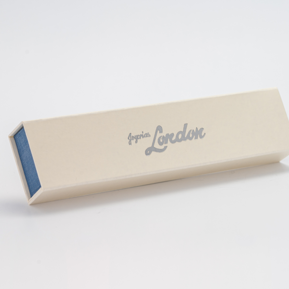 Medalla de La Virgen de Guadalupe con cadena. Oro Amarillo 14K. Medida 40 cm.