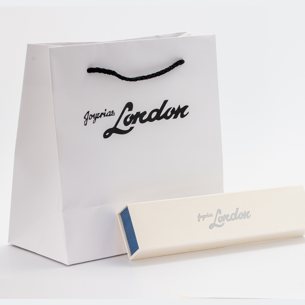 Medalla de La Virgen de Guadalupe con cadena. Oro Amarillo 14K. Medida 40 cm.