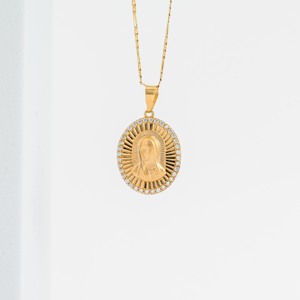 Medalla de La Virgen de Guadalupe con cadena. Oro Amarillo 14K. Medida 45 cm.