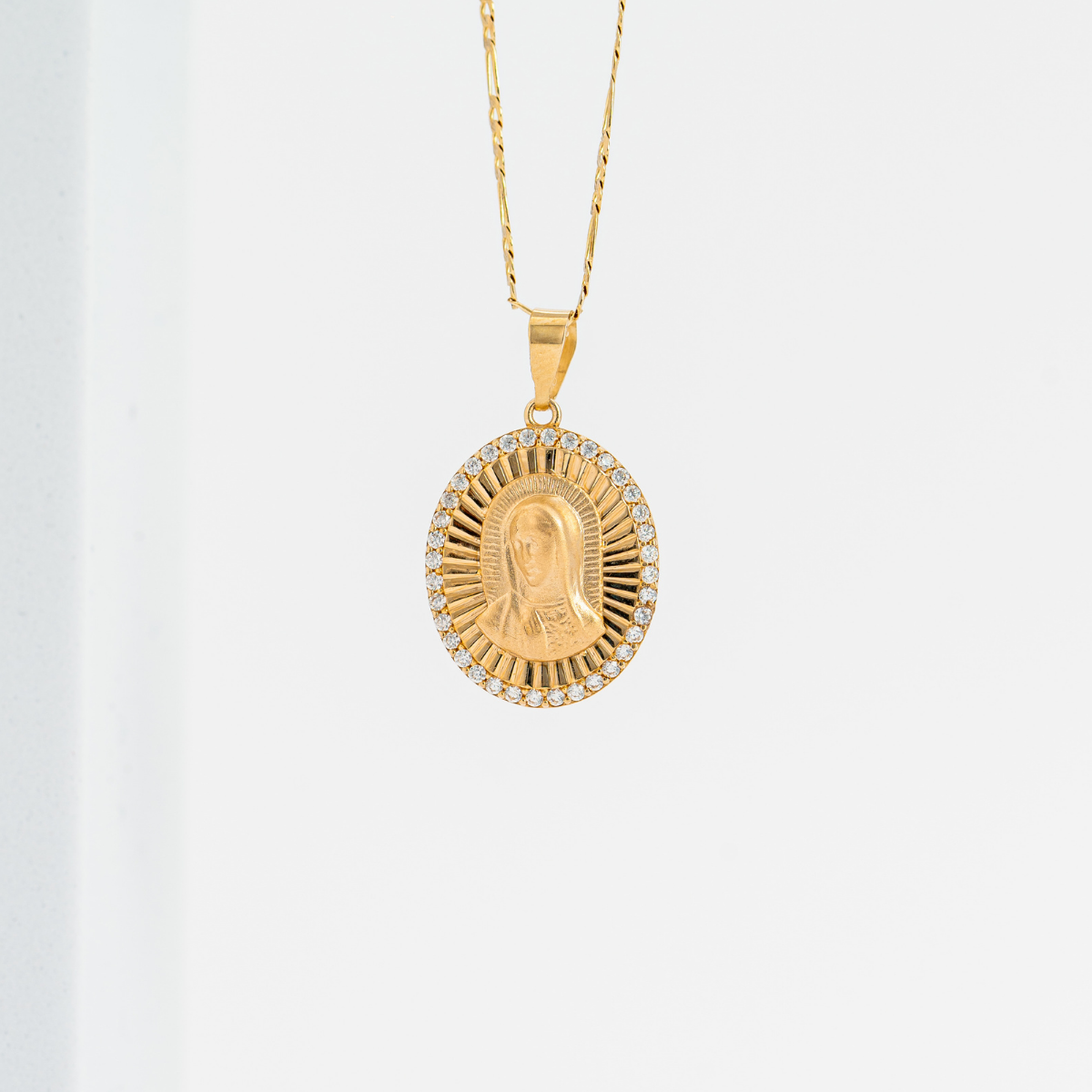 Medalla de La Virgen de Guadalupe con cadena. Oro Amarillo 14K. Medida 45 cm.