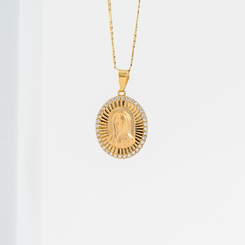 Medalla de La Virgen de Guadalupe con cadena. Oro Amarillo 14K. Medida 45 cm.