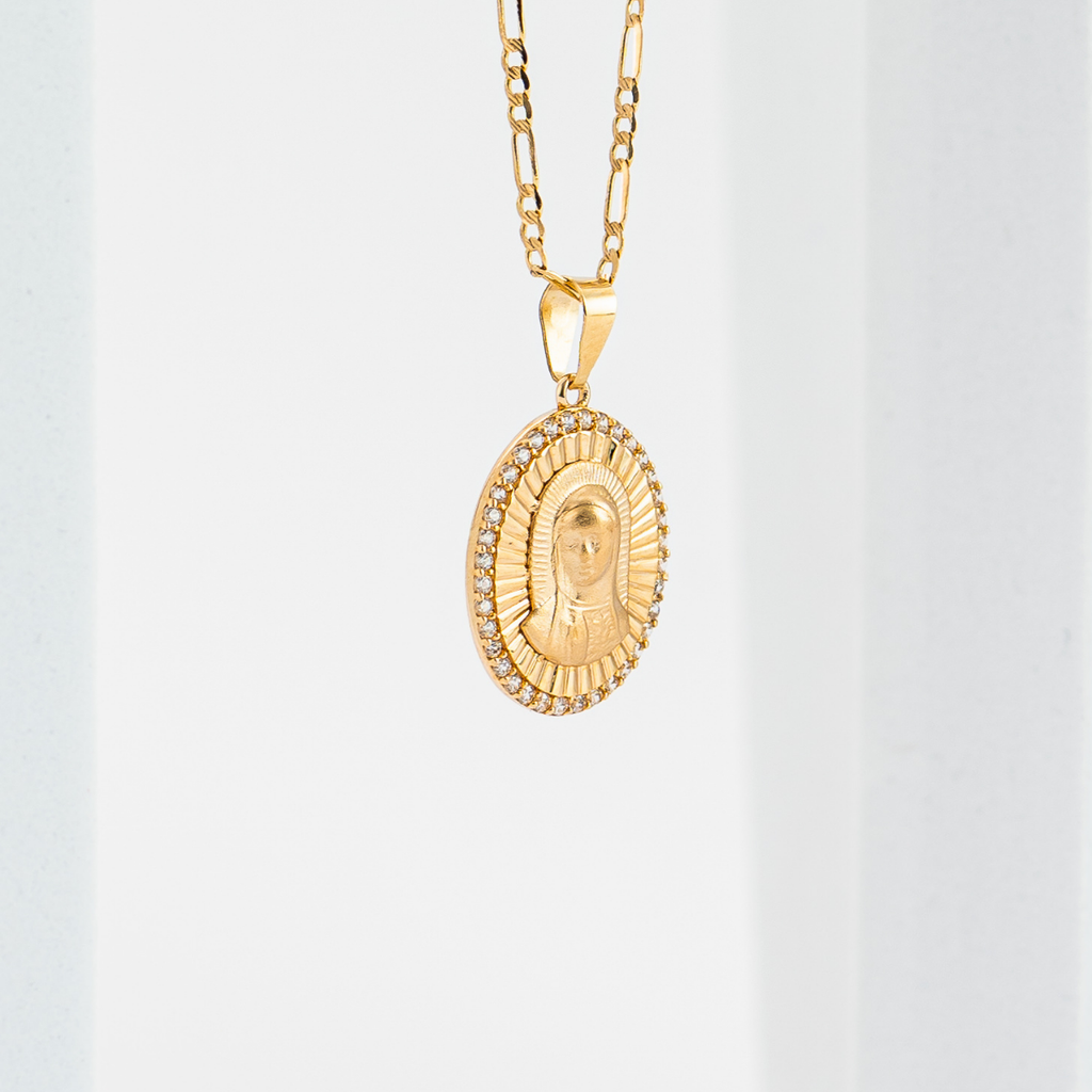 Medalla de La Virgen de Guadalupe con cadena. Oro Amarillo 14K. Medida 45 cm.