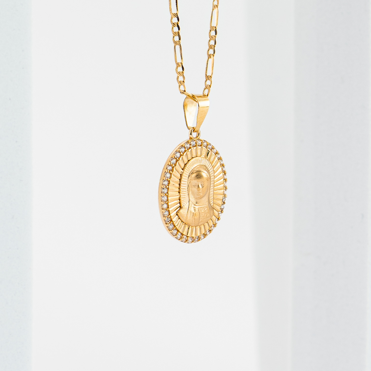 Medalla de La Virgen de Guadalupe con cadena. Oro Amarillo 14K. Medida 45 cm.