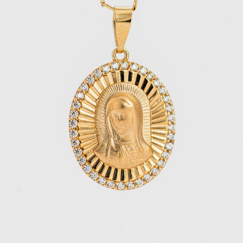 Medalla de La Virgen de Guadalupe con cadena. Oro Amarillo 14K. Medida 45 cm.