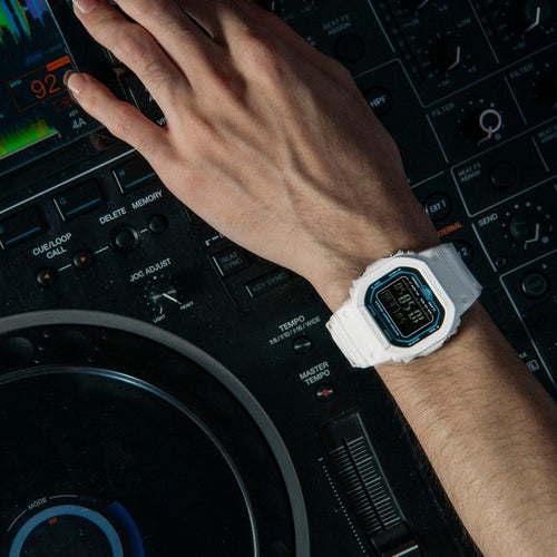 Reloj Casio DWB-5600SF-7